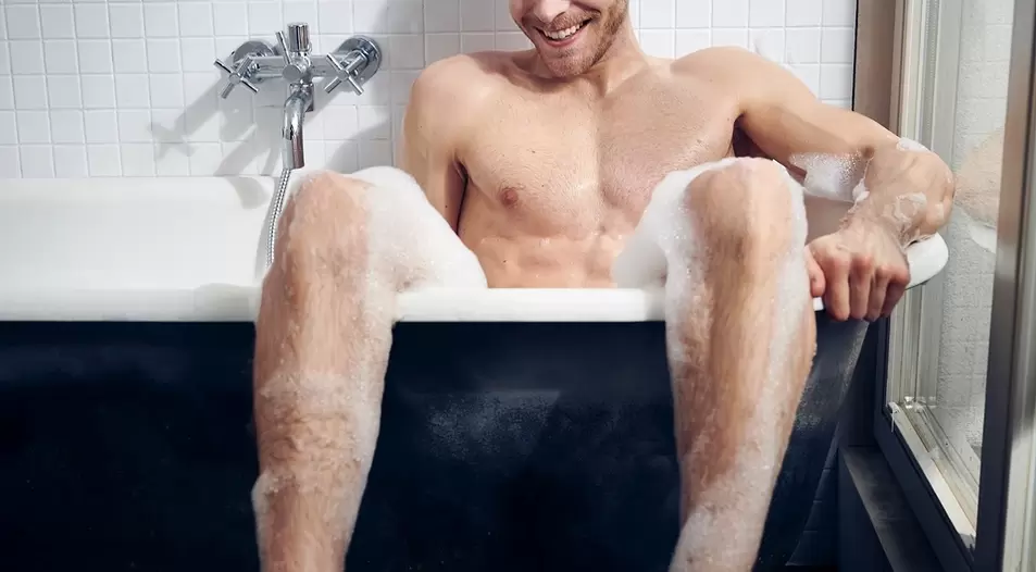 Мъж се къпе преди стимулация на G-точката